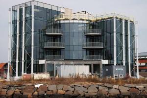 Moderner Glaspalast am Wasser