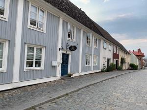 Holzhäuser aus dem 18. Jh. an der Strasse durch die Stadt