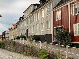 Holzhäuser aus dem 18. Jh. an der Strasse durch die Stadt