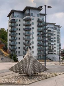 Kunst vor den Hochhäusern