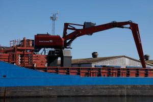 Sand wird ausgeladen