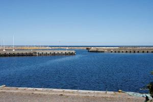 Zwei leere Hafenbecken