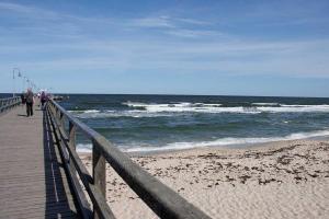 Sandstrand und Seebrücke