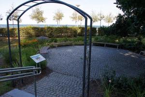 Kleiner Begegnungsplatz mit hübschen Blumenrabatten