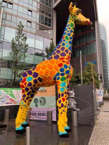 Die Giraffe vor dem Lego-Museum