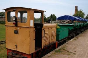 kleine Lock der Ziegelei mit Wagen für den Rundgang durch den Park