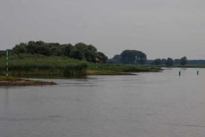 grüne Fahrwasserbezeichnungen am linken Ufer