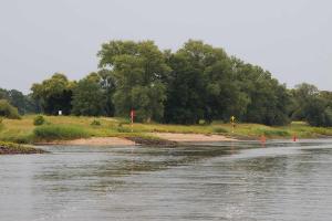 rote Fahrwasserbezeichnungen am rechten Ufer