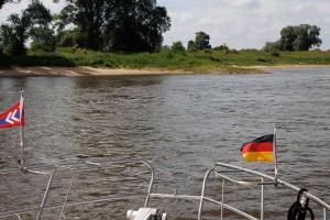 genaues Fahren zur Übergangsbacke am rechten Ufer