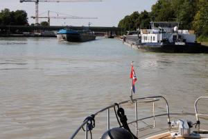 Einfahrt zwei Lastschiffe in die Schleuse