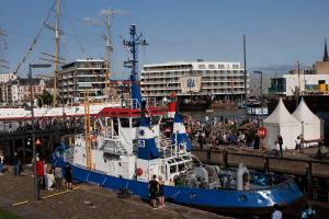 Schlepper in der Schleuse zum neuen Hafen