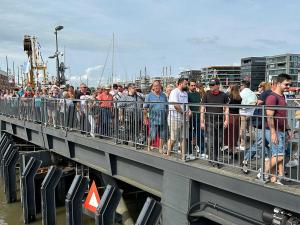 Über die schmale Schleusenbrücke