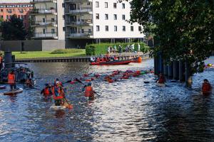 Die Schwimmer starten und werden begleitet