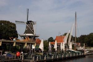 Windmühle und alter Frachtsegler, typisch für NL