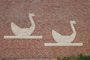 An einer Hauswand