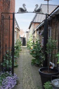 Vor einer Gasse