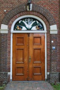 Zwei symbolische Schwäne zieren das Portal der Kirche