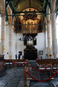 Ende des Orgelkonzertes, Organist steht rechts im Gespräch