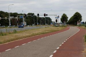 breite Fahrradwege neben Hauptstrassen