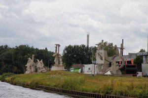 Beton-Skulpturen vor Industrie