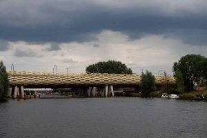 geflochtene Bückengeländer, vor der Stadt