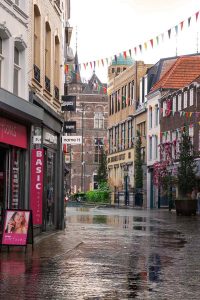 Das Rathaus im Hintergrund