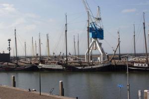Hafen mit historischen Schiffen