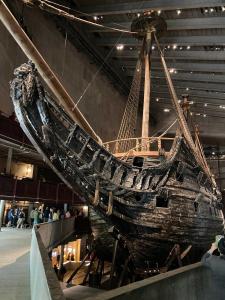 ausladender Bugspriet mit goldenem Löwen