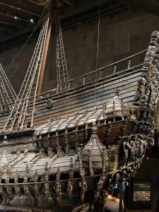 pompöser seitlicher Aufbau achtern