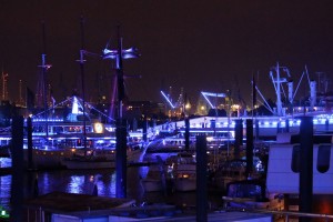 Hafen in blauem Licht