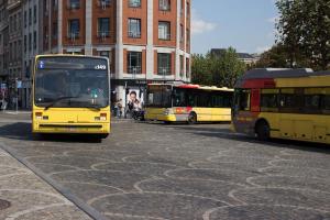 gelbe Stadtbuse